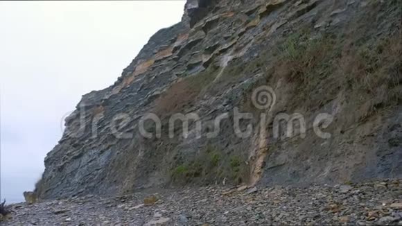 海岸上巨大的悬崖岩山石滩视频的预览图