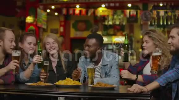 朋友在酒吧餐厅自拍喝卡布奇诺和爱尔兰咖啡人们一起享受时尚乐趣视频的预览图