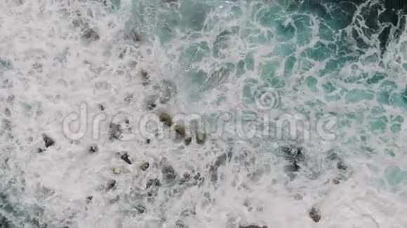大西洋海浪在埃尔普里斯特内里费岛加那利群岛西班牙欧洲视频的预览图