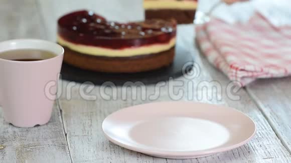 巧克力樱桃蛋糕切片香草布丁在粉红色盘子白色背景视频的预览图