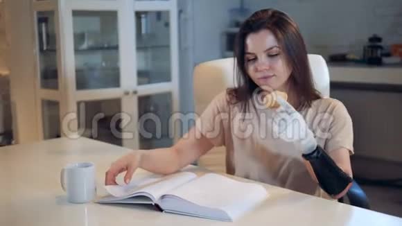 一位戴着假肢的女士正在喝茶看书视频的预览图