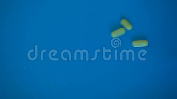 抗生素药丸蓝纸背景视频的预览图