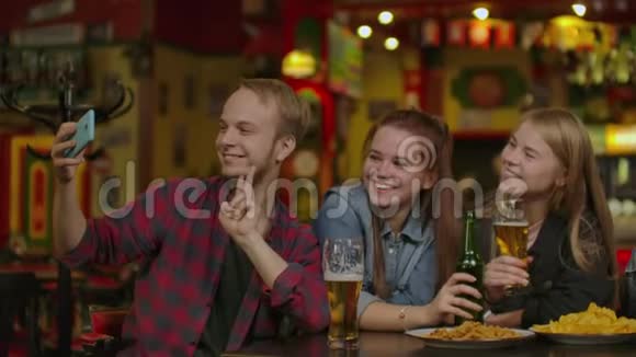 朋友在酒吧餐厅自拍喝卡布奇诺和爱尔兰咖啡人们一起享受时尚乐趣视频的预览图