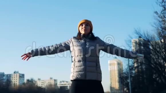 在户外锻炼一个有假肢的女性视频的预览图