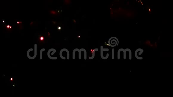 圣诞节和新年的概念红球上杉枝冬雪映衬节日寒假背景模板视频的预览图