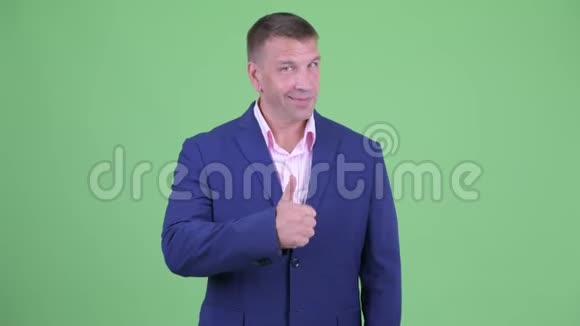快乐成熟的大男子汉西装革履竖起大拇指视频的预览图