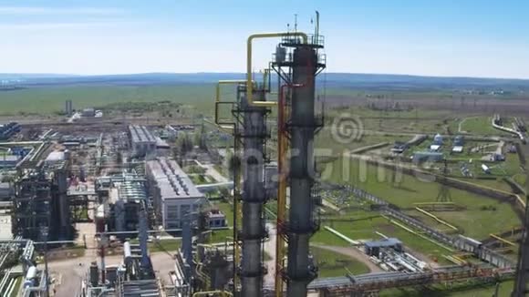 气炼厂塔架反对工厂空中视野视频的预览图