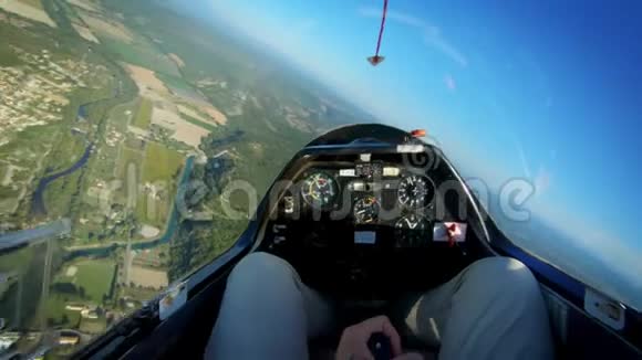 小型私人飞机或滑翔机驾驶员视频的预览图