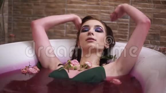一位化妆鲜艳的年轻女子正在洗澡享受她的孤独视频的预览图