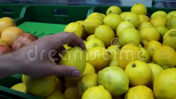 在店里买柠檬水果的买主视频的预览图