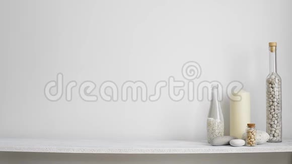 现代客房装饰与框架模型架子靠白色的墙壁装饰蜡烛玻璃和岩石手放下空p视频的预览图