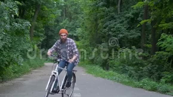 有自行车的年轻人在户外玩复古复古风格的形象快乐的嬉皮士骑自行车时微笑视频的预览图