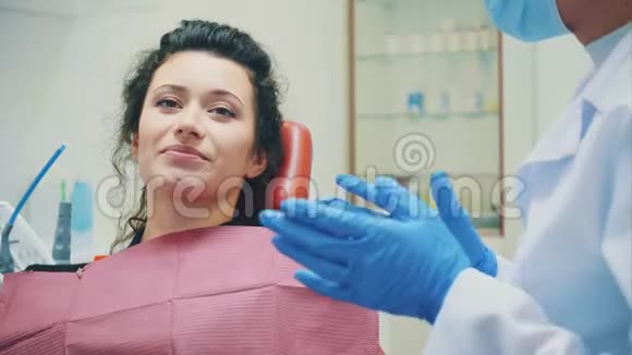 不高兴的女人从痛苦牙痛和去看牙医显示了疼痛的地方视频的预览图