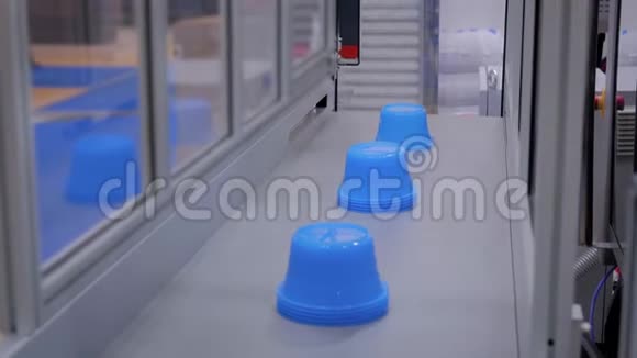 自动机器人生产线传送带上移动塑料蓝罐视频的预览图