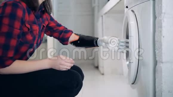 一位手臂仿生的女士正在把衣服从洗衣机里拿出来视频的预览图