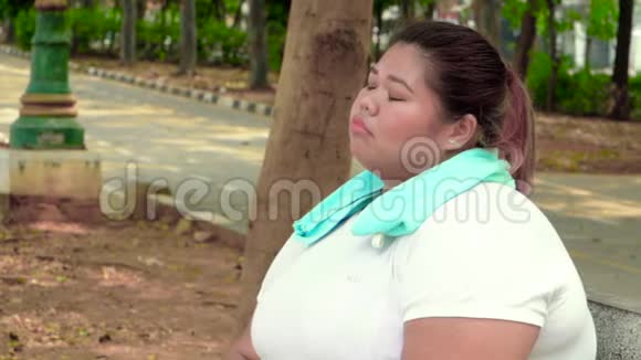 坐在公园里的胖女人视频的预览图