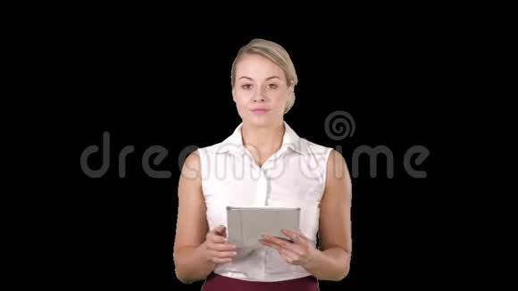 美女手持平板电脑触摸板小工具翻页看镜头阿尔法频道视频的预览图