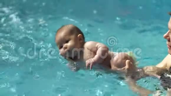 在水中游泳的婴儿视频的预览图