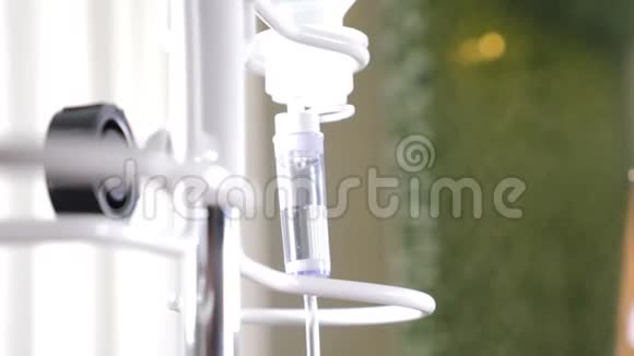 一家医院在重症监护室的一个金属病例中滴下生理盐水的特写镜头视频的预览图