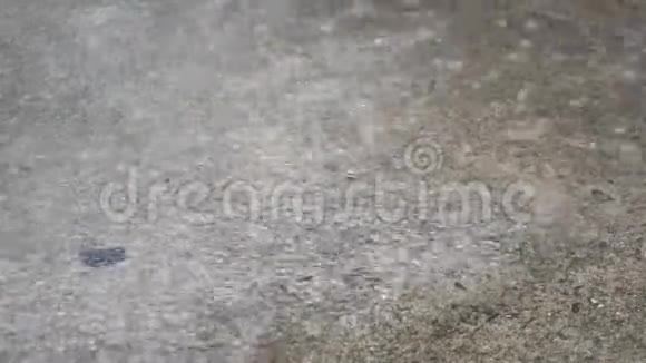 雨水落在肮脏的旧混凝土地板上视频的预览图