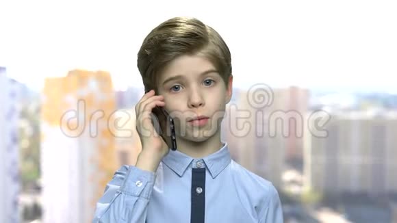 自信的青春期男孩在手机上说话视频的预览图