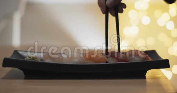 用筷子吃寿司的特写镜头视频的预览图
