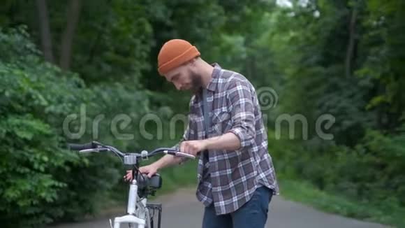 有自行车的年轻人在户外玩复古复古风格的形象快乐的嬉皮士骑自行车时微笑视频的预览图
