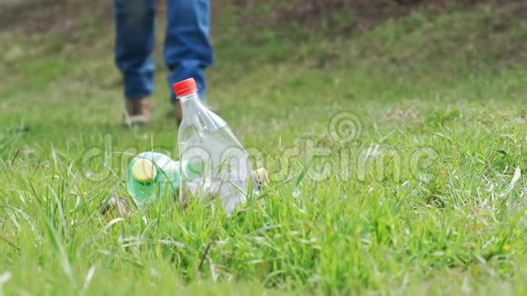 积极分子把塑料瓶放进蓝色塑料袋里志愿者清理园区垃圾慢镜头视频的预览图