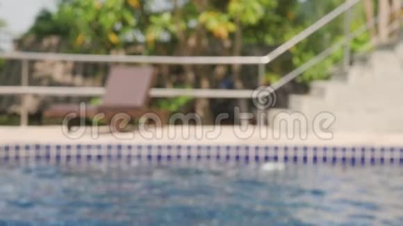 酒店度假村美丽的室外游泳池模糊散焦休闲度假视频的预览图