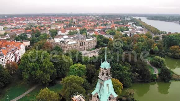 德国汉诺威鸟瞰图城市的绿色穹顶与其他真正的房子相比许多绿色视频的预览图