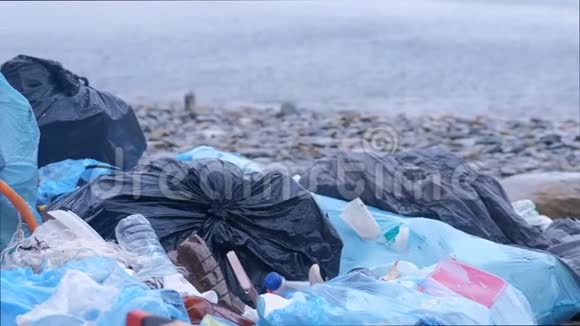 在海边倾倒垃圾袋自然环境污染特写视频的预览图