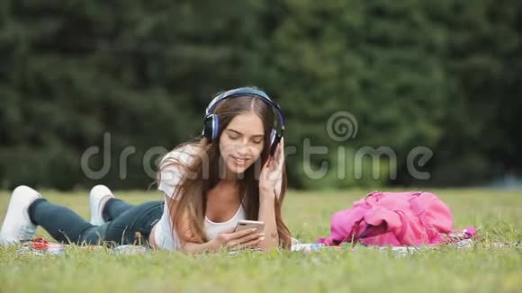 女孩听音乐视频的预览图