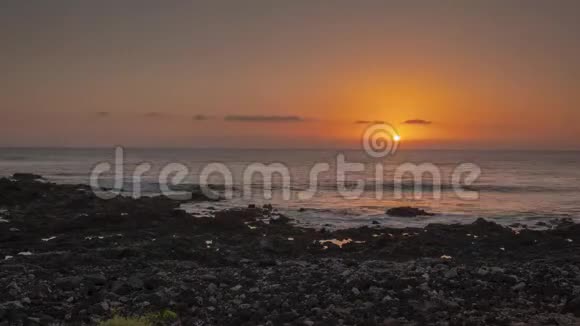 西班牙加那利群岛特内里费的大西洋和岩石海岸日落的时间流逝视频的预览图