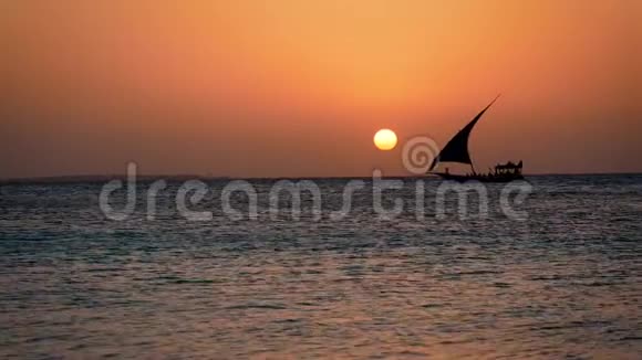 日落时海上漂船带大红太阳的黑色剪影视频的预览图