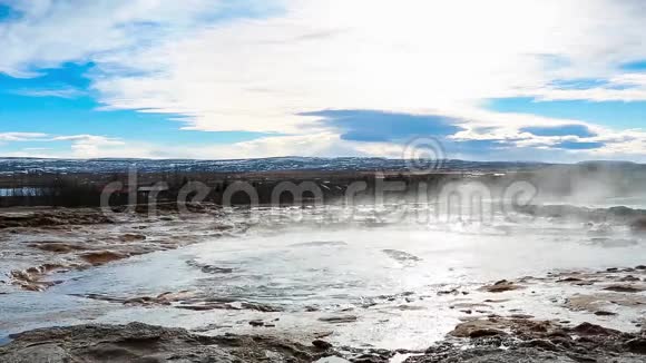 斯特罗库尔间歇泉喷发视频的预览图