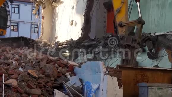 旧建筑和碎片一个建筑设备正试图拆除旧建筑视频的预览图