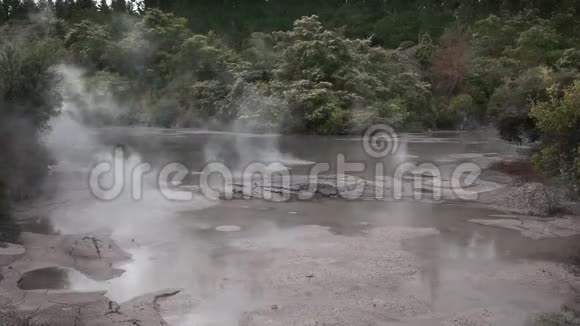 一个沸腾的泥浆池视频的预览图
