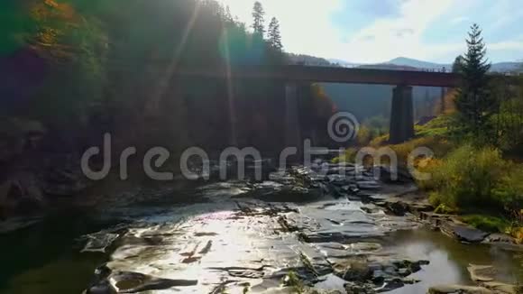 乌克兰喀尔巴阡山脉岩石海岸之间的山河视频的预览图