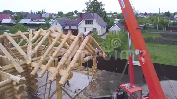 鸟瞰农村地区和木屋的建设木工和机械的概念剪辑程序视频的预览图