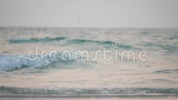 海浪是撞击地面的气泡视频的预览图