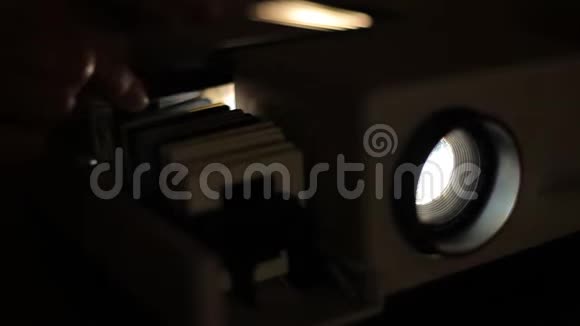 旧的幻灯片放映机用于特写照片改变颜色和闪烁的光线幻灯机视频的预览图