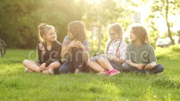 性格开朗友好的同学在课间休息时坐在公园的草地上聊天回到学校视频的预览图