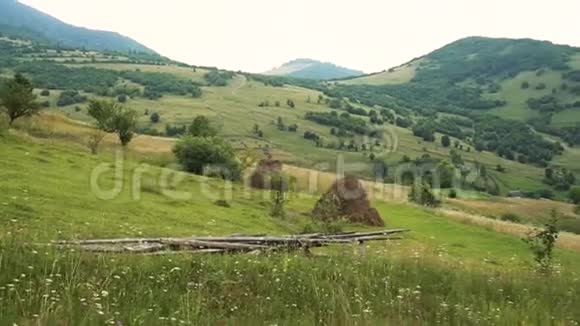 山区和小村庄的乡村景色视频的预览图