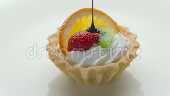 新鲜自制的草莓橘子猕猴桃和巧克力酱水果馅饼视频的预览图
