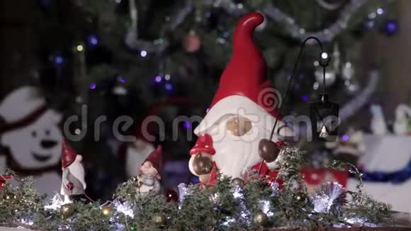 仙女戴着圣诞红帽在圣诞树的背景上闪烁着灯光圣诞及新年作文视频的预览图