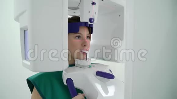 住院医疗柜X光机扫描仪中的女性患者医生在诊所的工作地点视频的预览图