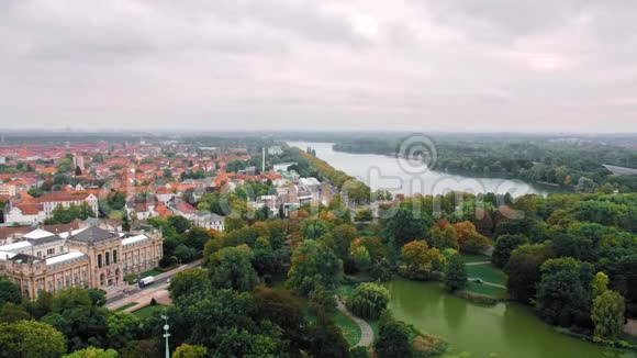 德国汉诺威的鸟瞰很多树和绿地框架的中心是几个湖泊视频的预览图