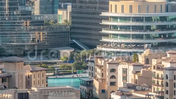 迪拜著名的音乐喷泉背景是摩天大楼的空中时光视频的预览图