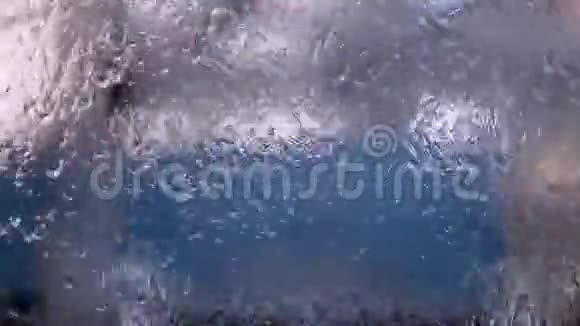 在模糊的背景上滴在汽车玻璃上的水视频的预览图