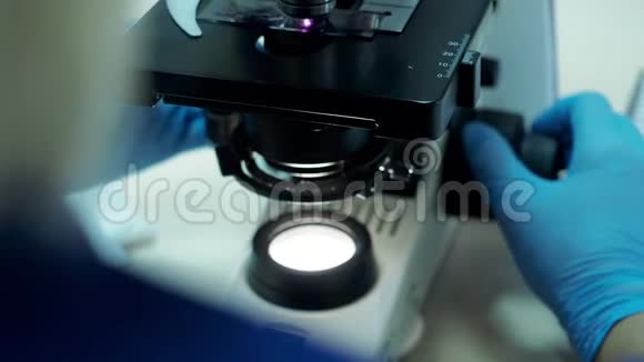实验室用显微镜做生化血检视频的预览图
